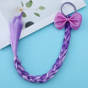 Vista dettagliata di extension per capelli sintetici intrecciati viola per bambini con elastico a fiocco.