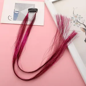 Vue détaillée de la pince à tinsel de cheveux rose scintillante, extension laser.