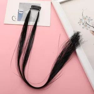 Vue détaillée de l'extension de cheveux noire avec des mèches fines pour le coiffage.