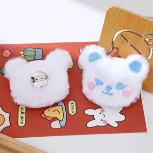 Vista dettagliata della spilla in peluche di orso bianco soffice, simpatico badge per vestiti.