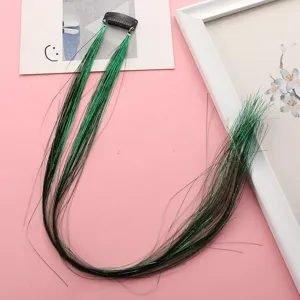 Vue détaillée de la mèche de cheveux scintillante verte, extension holographique pour fête.