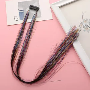 Gros plan détaillé d'extensions de cheveux scintillantes et colorées avec une pince.