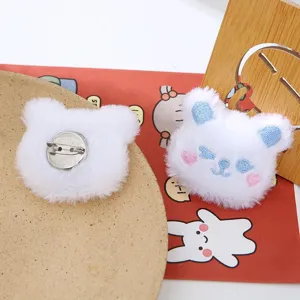 Grazioso orsetto peluche bianco spilla soffice cartone animato animale badge moda accessori vestiti