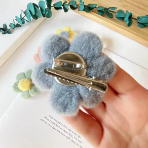 Flauschige Blumen Brosche Haarklammer 2in1 Zubehör, süße Plüsch Anstecknadel für Taschen Kleidung.
