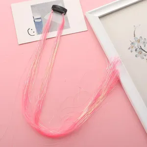 Vue détaillée de l'extension de cheveux rose pailletée avec pince, effet laser scintillant.