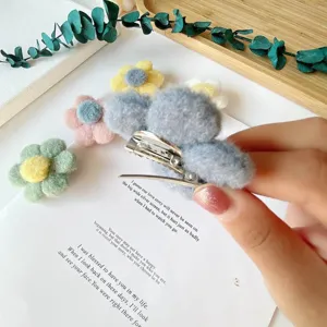 Flauschige Pluesch Blumen Haarklammer Detailansicht, Macaron Brosche fuer Taschen u. Kleidung.