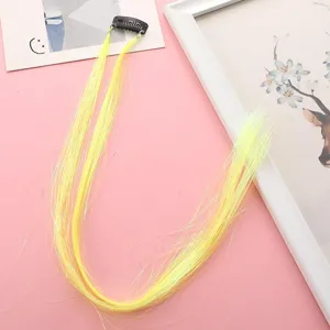 Vue détaillée de l'extension de cheveux tinsel PET jaune coloré avec clip pour la scène.
