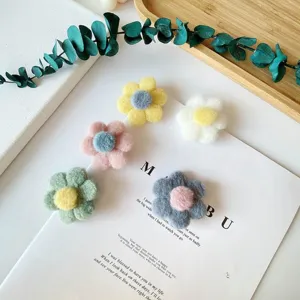 Plüsch Blumen Brosche Haarklammer Detail, Macaron Farben, gemütliches Herbst Accessoire.