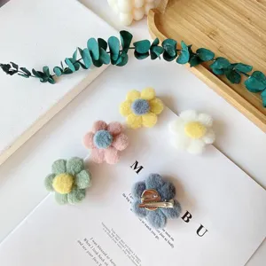 Plüsch Blumen Haarspange Detail, Macaron Farbe Brosche Zubehör, süßes flauschiges Design.