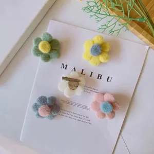 Plüsch Blume Haarklammer und Brosche Macaron Farbe Winter süßes Zubehör Detailansicht