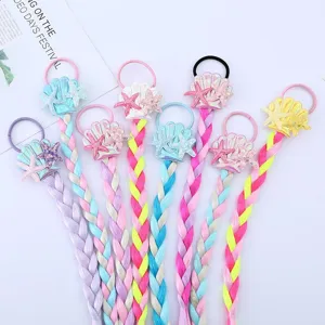 Attaches de cheveux colorées pour enfants avec décorations de coquillages et d'étoiles de mer.