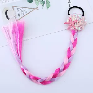 Détail de tresse d'extension de cheveux d'enfant colorée avec coquillage et élastique.
