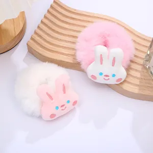 Dettaglio di elastici per capelli con coniglietto peluche, morbido accessorio invernale.