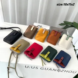 Vista dettagliata borsa a tracolla telefono cellulare donna vera pelle, design alla moda.