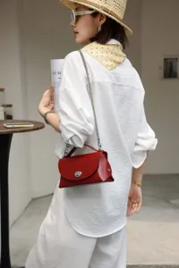 Bolso de hombro de sobre de piel de vaca roja con cadena metálica y asa para mujeres.