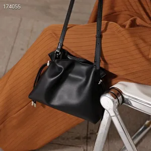 Detailaufnahme der schwarzen Kunstleder Beuteltasche mit Tunnelzug und Raffung.