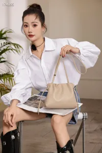 Beige Echtleder Schultertasche für Damen, stilvolle Umhängetasche Wolkenbeutel mit Riemen.