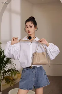 Nahaufnahme Detailaufnahme der stilvollen beige Leder Kordelzug Cloud Tasche im Studio.