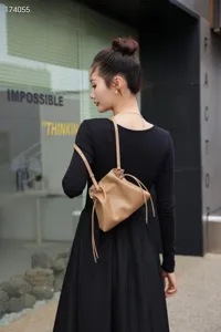 Echte Leder Umhängetasche für Damen, stilvolles Kordelzug Beutel Design für Alltag.