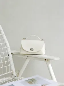 Bolso de hombro minimalista de cuero blanco con cierre metálico para moda de mujer elegante