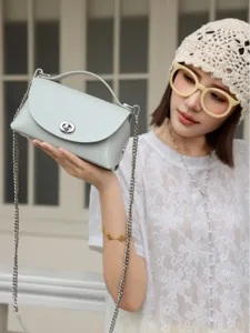 Bolso de hombro de cuero de vaca gris claro moderno con cadena elegante y cierre para mujeres