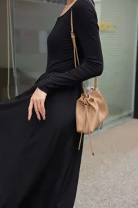 Damen Echtleder Kordelzug Wolkentasche Umhängetasche Schultertasche modisch laessiger Look.