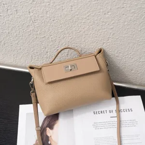 Vista detallada del bolso de mano para mujer en cuero de alta calidad con diseño clásico.