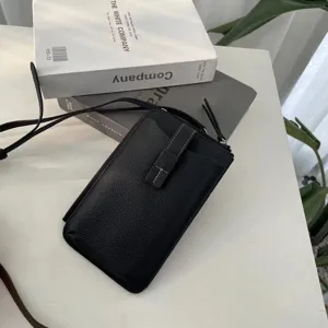 Mini borsa a tracolla per cellulare in vera pelle, dettaglio con cuciture a contrasto.