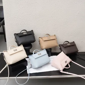 Vista detallada de bolsos de mano cruzados de cuero multicolor elegantes para mujeres.