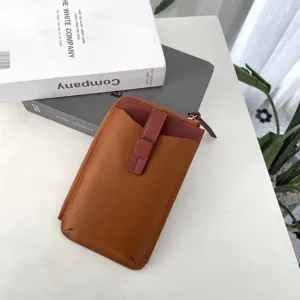 Primo piano con dettagli ravvicinati della borsetta porta cellulare in vera pelle.