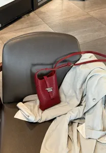 Sac bandouliere mini en cuir rouge pour femme, sac telephone portable elegant et chic.