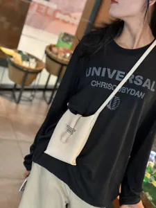 Vue détaillée du sac bandoulière minimaliste en cuir pour femme avec élégant fermoir métal.