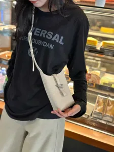 Sac bandoulière vertical uni et élégant pour femme, mini sac à main polyvalent.