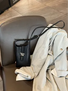 Sac Bandoulière Décontracté de Mode pour Femmes en Cuir Couleur Unie Sac Téléphone Portable Rétro Petit Sac à Main Fermoir