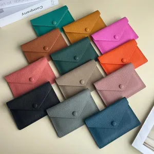 Porte-monnaie et étui à cartes en cuir véritable style enveloppe avec bouton-pression.