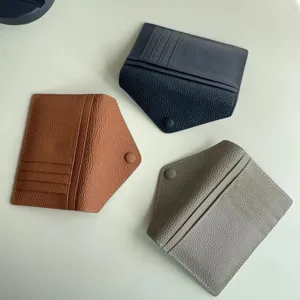 Détail en gros plan de portefeuilles porte-cartes en cuir véritable avec fentes multiples.