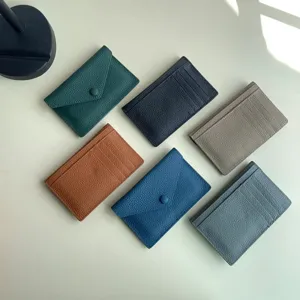 Ensemble de porte-cartes en cuir, design fin et portable avec plusieurs options de couleurs vives.