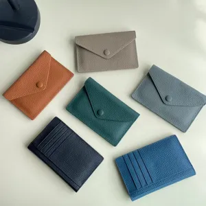 Détails d'étui à cartes en cuir véritable, texture douce, fentes multiples, coloris variés
