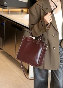 Detailansicht der dunkelbraunen Echtleder-Handtasche mit feinen Nähten und edler Textur.