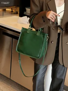 Dunkelgrüne Handtasche aus Leder für Damen, elegante Umhängetasche mit Schultergurt und Metall.