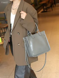 Graue Handtasche aus echtem Leder elegante Henkeltasche Umhängetasche hochwertige Details