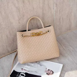 Borsa a mano intrecciata beige donna fibbia metallo nodo borsa tote stile di design