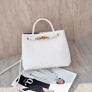 Borsa a mano intrecciata bianca con nodo in metallo, elegante borsa tote per uso quotidiano.