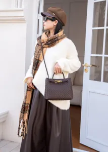 Elegante borsa a mano intrecciata in pelle marrone con nodo in metallo, borsa da donna chic.