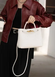 Borsa a tracolla intrecciata bianca con nodo in metallo chic, elegante borsa casual donna.