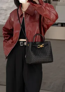 Borsa a secchiello in pelle intrecciata a mano con chiusura in metallo, elegante borsa nera.