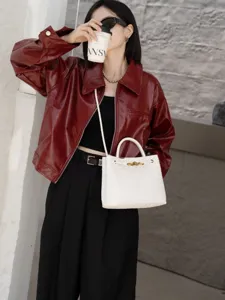 Borsa a mano in pelle intrecciata bianca, borsa a secchiello chic con manico a nodo e tracolla.
