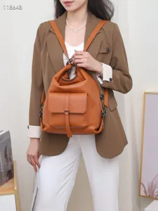 Vue détaillée du sac à dos en cuir marron, élégant sac au dos avec poche avant.