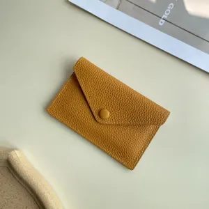 Détail porte-cartes enveloppe en cuir véritable, mini portefeuille pliable fin pour femme.