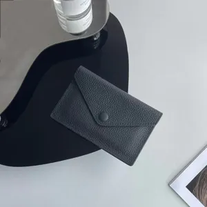 Portefeuille enveloppe noir en cuir minimaliste porte-cartes, design pliant compact pour femmes.